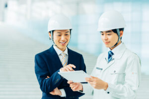 こんにちは。今回は、不動産売買仲介の中でも「ゼネコン系列」に絞って、その特徴や仕事内容、年収事情などをまとめてみました。 不動産業界の中でも、ゼネコン系列の売買仲介会社は、町の地場業者や銀行系とはまた違った独特の立ち位置があります。 「ゼネコン系列って安定してそうだけど実際どうなの?」 「収入って良いの?出世しやすい?」 そんな疑問を持っている方は、ぜひ参考にしてみてください。 ゼネコン系列の売買仲介の仕事内容とは? 物元(売却側)を取るのがメインミッション ゼネコン系列の不動産仲介会社の特徴は、「物元=売る人を探す」営業がメインという点です。 町の不動産会社が「買主を探す=客付け」が多いのに対して、ゼネコン系は「売主を見つけてくる」ことに注力します。 そのためには、朝から晩までチラシのポスティングや電話営業を行い、 「家を売りたい」という問い合わせをいかに増やすかがカギになります。 もちろん、親会社であるゼネコンのブランド力やネットワークを使った集客もありますが、実際にはそれだけでは不十分。 「自分の力でルートを切り開ける営業力」が求められる世界です。 親会社からの紹介+独自集客で勝負 ゼネコン系列では、親会社のブランドや人脈、グループ会社からの紹介も集客の一部として活用できます。 とはいえ、全てがグループ経由で完結するわけではありません。 実際には、一般的な不動産会社と同じように、チラシ配布・ポータルサイト掲載・オープンハウスなど、地道な営業活動が不可欠です。 「紹介に甘えていては成果が出ない」「ルートがなければ苦戦する」 そんな現場のリアルもあるため、ゼネコン系=楽という先入観は禁物です。 ゼネコン系の不動産会社で働くメリット 自社施工物件にめっぽう強い ゼネコン系列ならではの最大の強みは、自社施工物件に関する情報量と対応力です。 自社で設計・施工した物件に関しては、構造や設備の詳細まで把握しているため、他社にはないレベルの提案や説明が可能です。 その分、売りやすさも段違いです。 また、グループ内には管理会社やデベロッパーがあるケースも多く、 グループ全体から売却案件を回してもらえるという点も大きなアドバンテージです。 経験を積むほどに「自社物件の売却は任せて安心」と思ってもらえるようになります。 ネームバリューによる信頼感 長谷工や住友、鹿島建設など、ゼネコン系の会社には一定のネームバリューがあります。 そのため、お客様からの第一印象が良かったり、 「しっかりした会社だから安心できそう」と信頼を得やすかったりと、営業活動の入り口がスムーズになることも。 ブランド力を味方につけて営業ができるのは、大手ならではの大きな魅力です。 ゼネコン系で働く際のデメリットや注意点 ゼネコンの意向に逆らえない「会社員感」 ゼネコン系列の仲介会社は、親会社の顔色をうかがいながら動く必要があるのが特徴です。 完全独立系の地場不動産と違い、どうしても社内調整や承認プロセスが多くなりがちです。 感覚的には「大手」と「銀行系」を足して2で割ったような組織文化。 自由度はあまり高くなく、トップダウンでの判断が多いのも事実です。 また、売上や行動の裁量が限られているぶん、独立志向や自由に稼ぎたいタイプの方には物足りなく感じるかもしれません。 他社で通用しないスキル構造になることも ゼネコンの看板やグループ内紹介に頼っていると、 いざ転職したときに「自力で集客できない」「営業スタイルが通用しない」ということも起こりがちです。 つまり、ゼネコン系列でしか通用しない営業スタイルになってしまうリスクがあるということです。 キャリアの後半で「地場に転職したい」「他社でチャレンジしたい」となった際に、ゼロからやり直しになる可能性もあるため、長期的な視点でスキルの棚卸しをすることが大切です。 ゼネコン系の売買仲介の年収はどれくらい? ゼネコン系列の年収は、基本的に固定給+成果連動のボーナスという構成です。 平均的なイメージは以下の通りです: 固定年収:400万円〜500万円程度 ボーナス:半期売上の約5% (例:半年で売上2000万円 → ボーナス約100万円) つまり、年収レンジは400万円〜1000万円が目安です。 フルコミッション型の地場とは違い、歩合率が高いわけではないため、 数字を出してもそこまで爆発的に年収が伸びるわけではありません。 「高インセンティブでガツガツ稼ぎたい」よりは、 安定した固定給をベースに、適度に成果を積み上げる働き方に向いています。 ゼネコン系列の代表的な不動産仲介会社 実際にゼネコン系列で活躍している主な会社としては以下のような企業があります。 長谷工リアルエステート 日本住宅流通(大和ハウスグループ) いずれも自社ブランドや施工物件を武器に、独自の営業スタイルを築いています。 「大手の安定感+不動産営業のスキルを学びたい」という方には検討価値のある企業です。 まとめ:ゼネコン系は安定×ブランド営業を求める人におすすめ ゼネコン系列の不動産売買仲介は、 自社施工物件に強い ブランドの信頼感がある グループからの紹介案件がある という意味では非常に魅力的な環境です。 ただし一方で、 自由度が低く、グループの調和を優先しなければならない 他社でのキャリア展開に苦労する可能性がある というリスクもあります。 営業力に自信があり、自分の裁量で動きたいタイプには地場の会社の方が向いているかもしれません。 「ブランド力を活かして安定的に働きたい」 「社内制度がしっかりしている会社で落ち着いて営業したい」 という方にとって、ゼネコン系列の不動産仲介は良い選択肢になります。 転職の検討材料として、ぜひ参考にしてみてください。