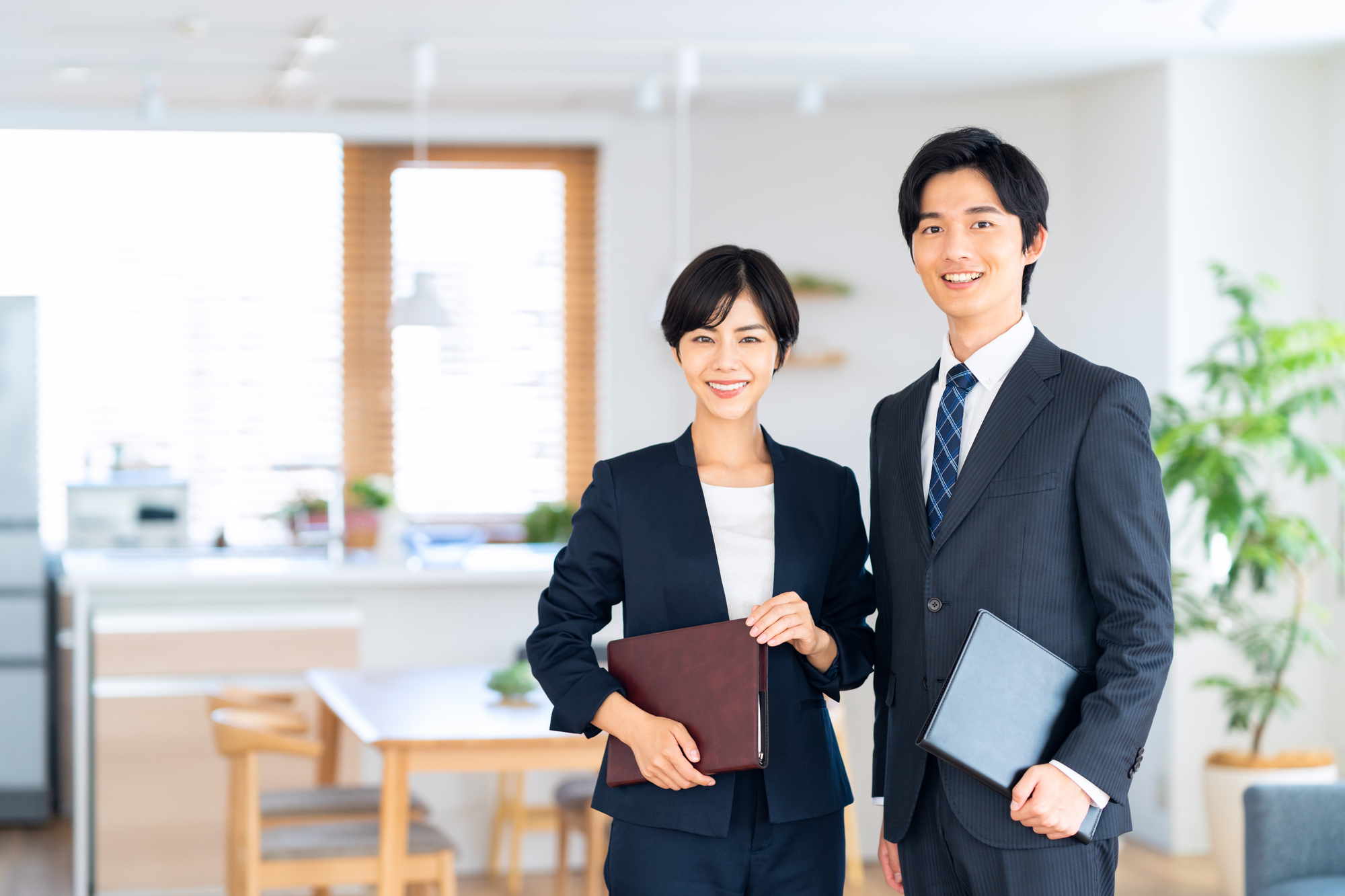 不動産売買仲介と賃貸仲介の違いは?仕事内容・給料まで徹底比較